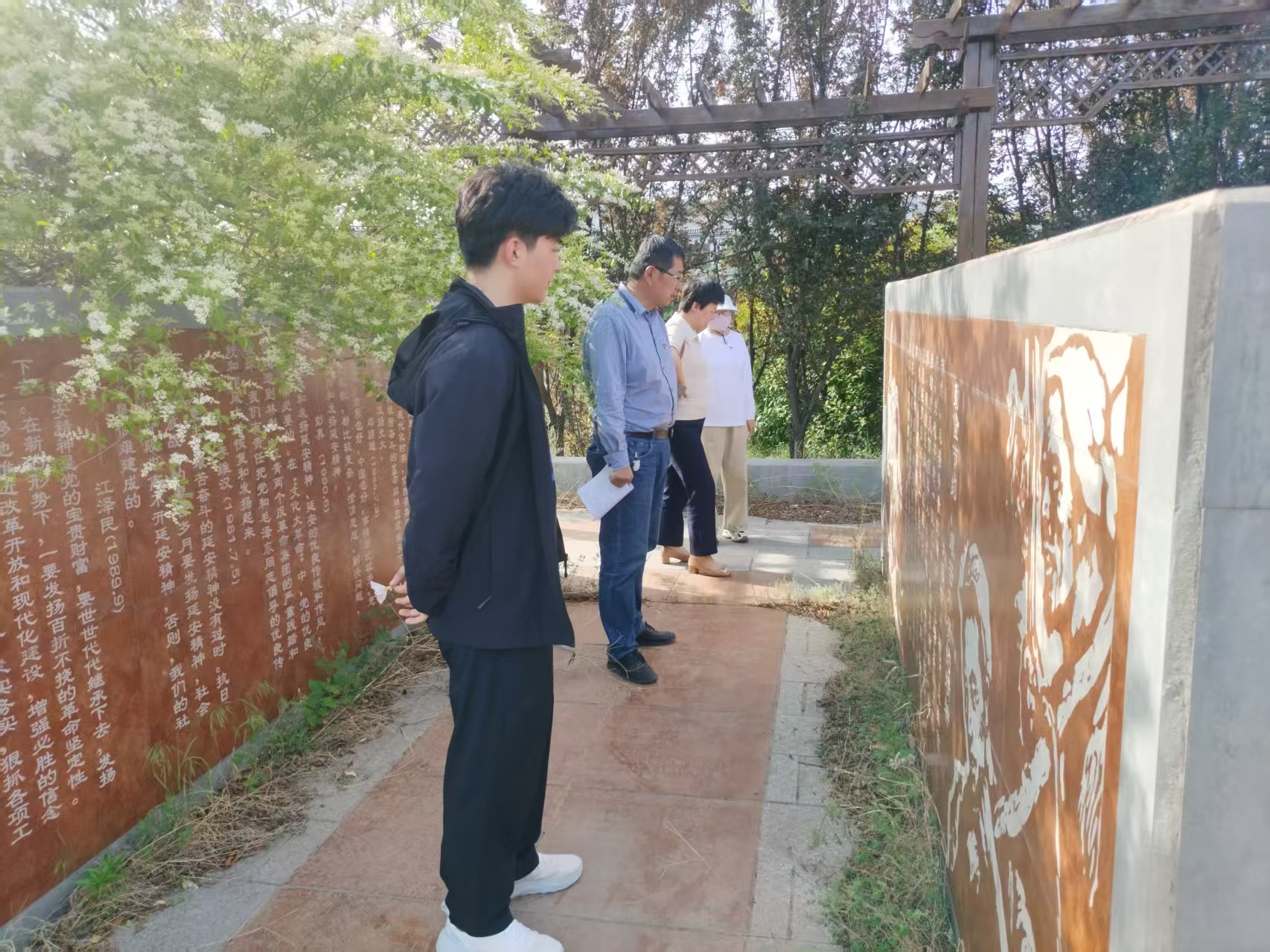 参观延安精神1.jpg