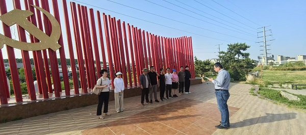 党旗下学习延安精神与八项规定精神4.jpg